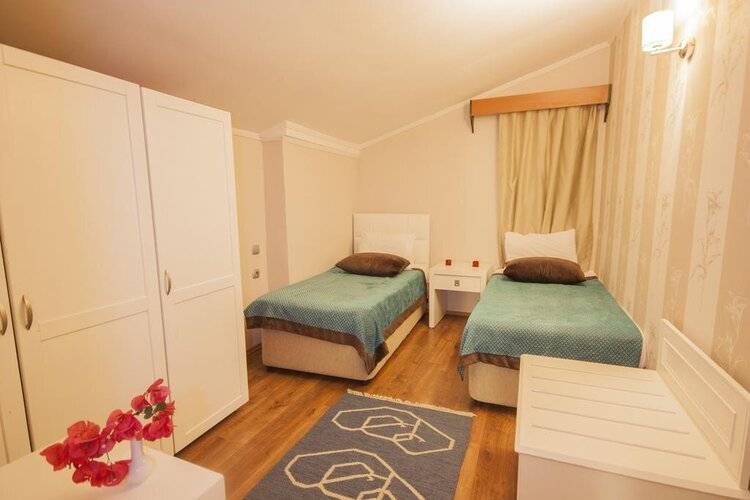 Moonshine Hotel & Suites