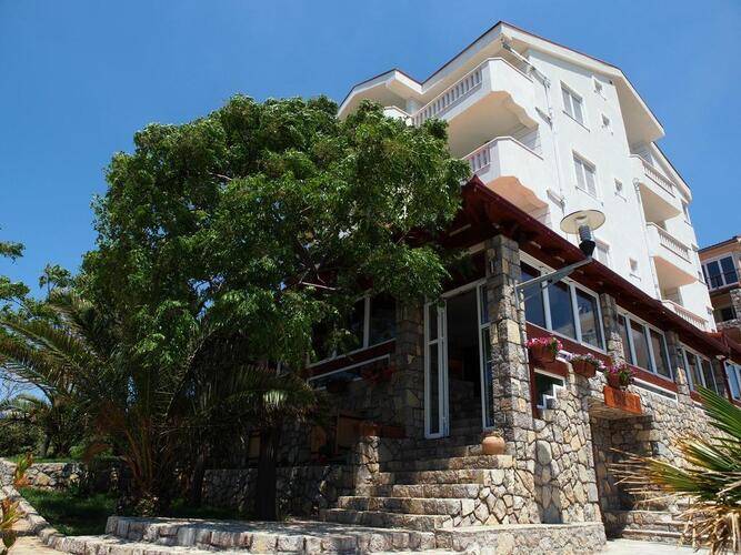R Hotel