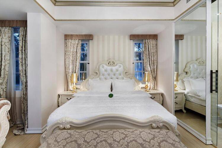 Elegance East Hotel