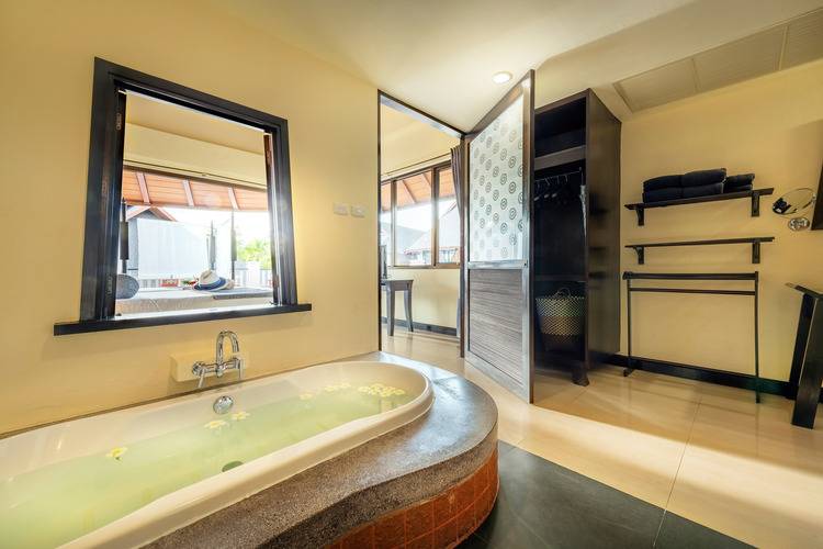 Lanta Chada Beach Resort & Spa