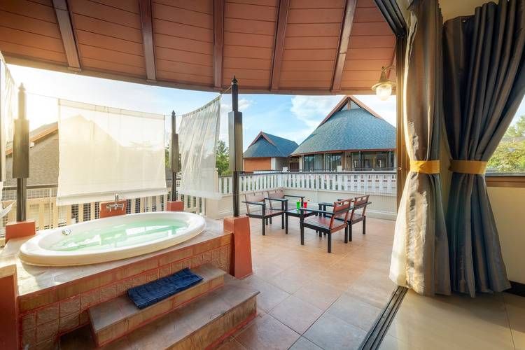 Lanta Chada Beach Resort & Spa
