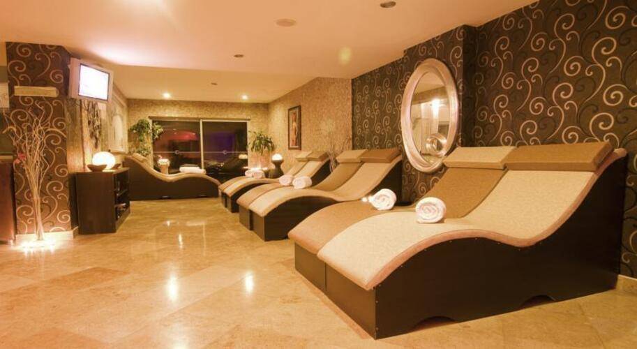 Charisma De Luxe Hotel