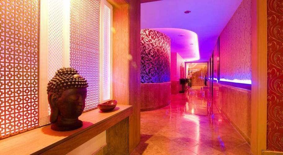 Charisma De Luxe Hotel