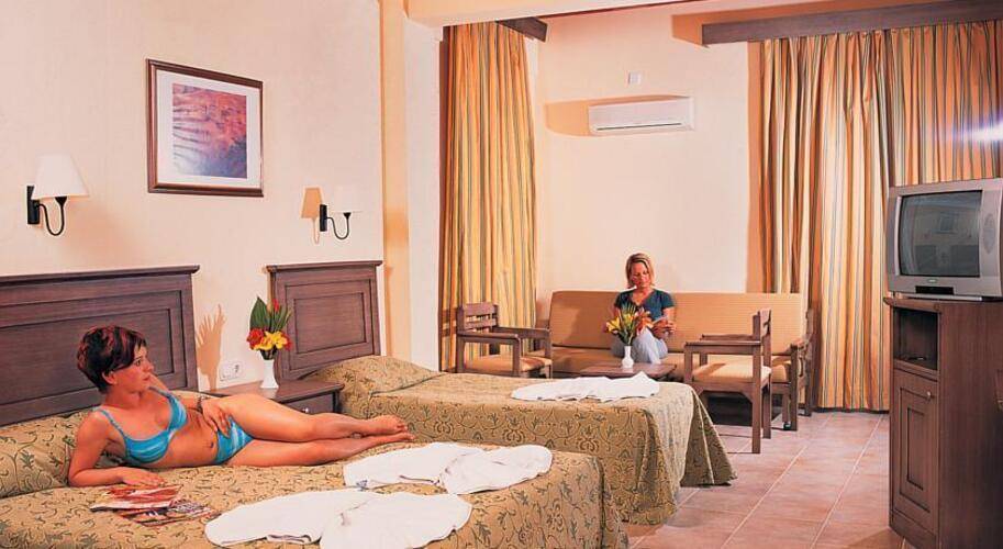 Club Tropical Beach Hotel