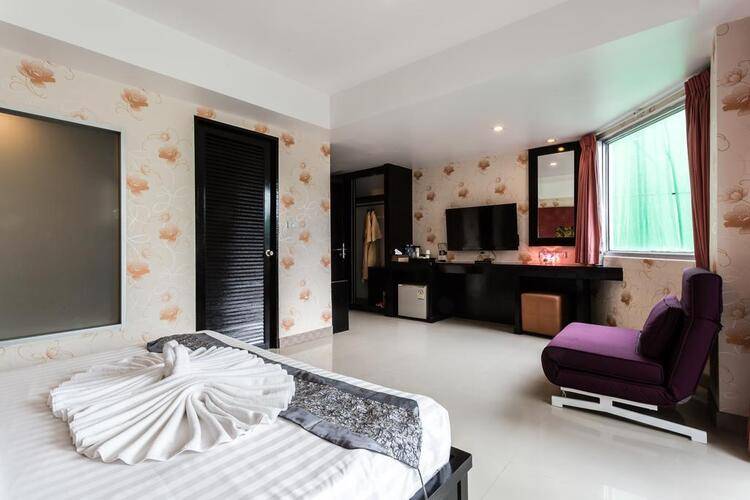 7q Patong Beach