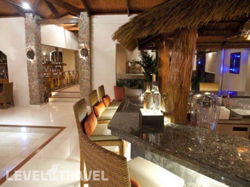 Фотография Coco De Mer & Black Parrot Suites