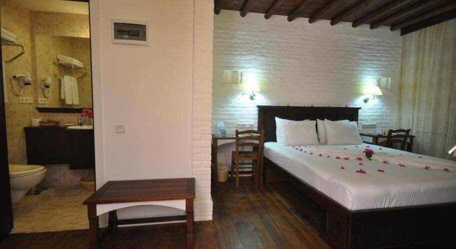 El Vino Hotel & Suites