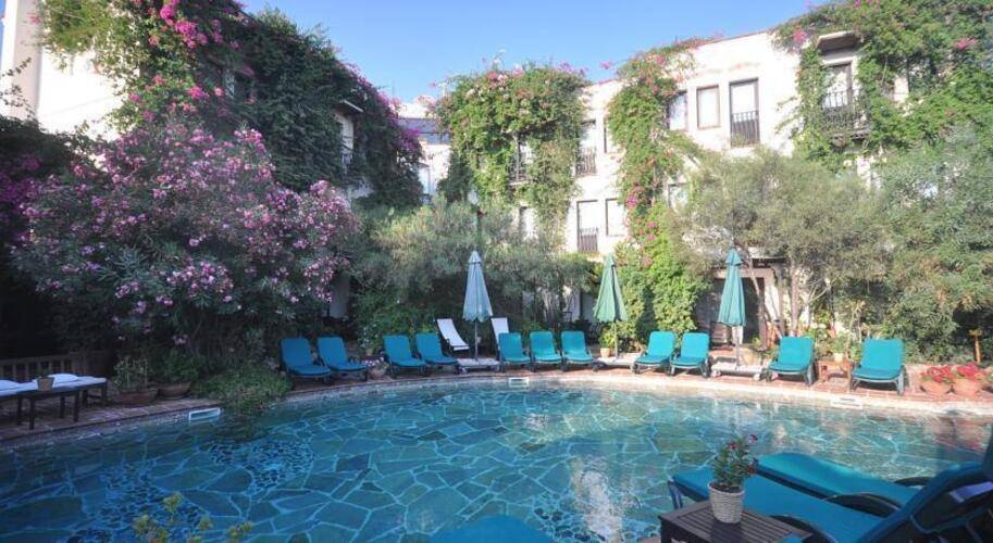 El Vino Hotel & Suites