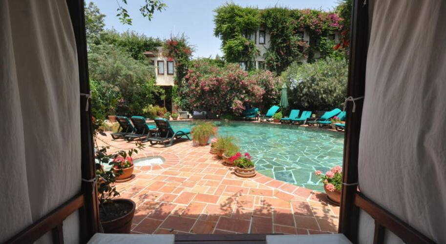 El Vino Hotel & Suites