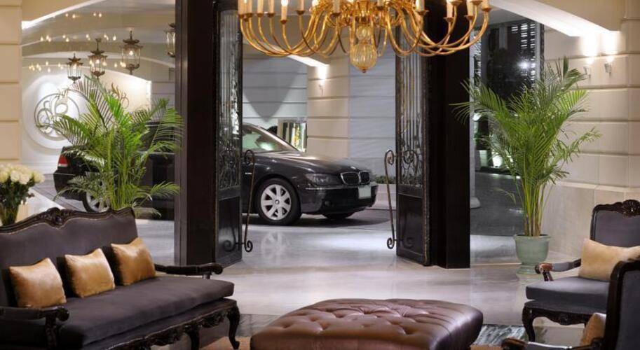 Le Bua At State Tower
