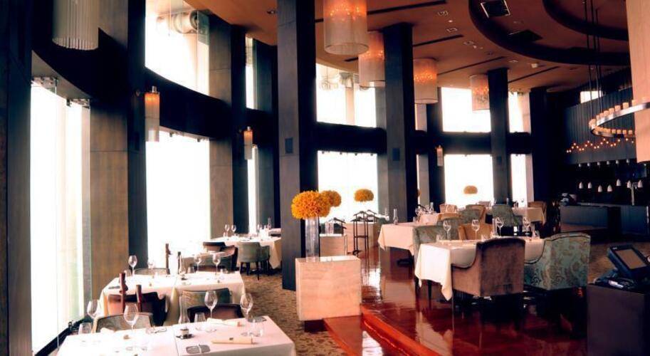 Le Bua At State Tower