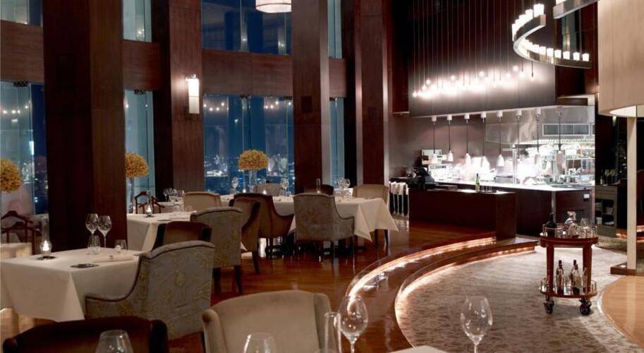 Le Bua At State Tower