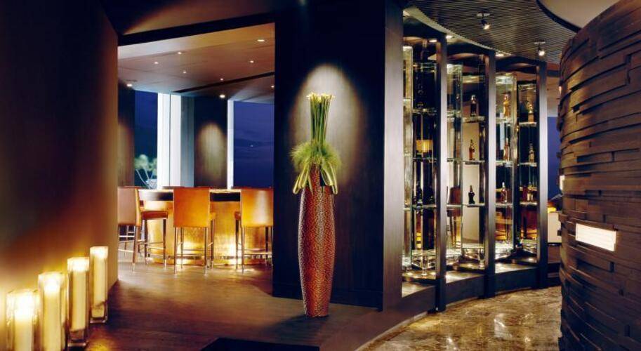 Le Bua At State Tower
