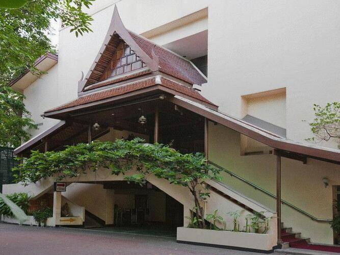 Pinnacle Lumpinee Park Hotel