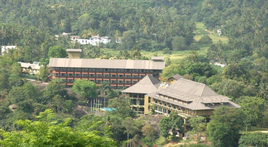 Earls Regency Hotel