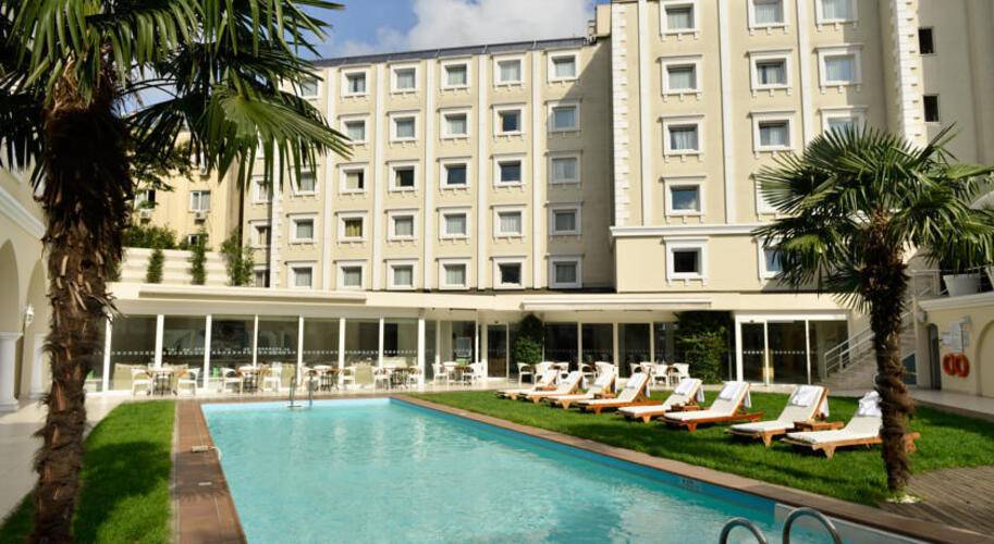 Holiday Inn City Hotel