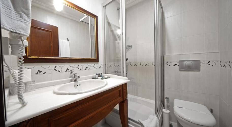 Azade Hotel