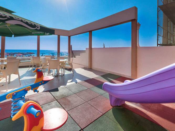Mackenzie Beach Hotel & Apts