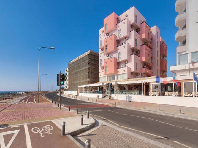 Mackenzie Beach Hotel & Apts