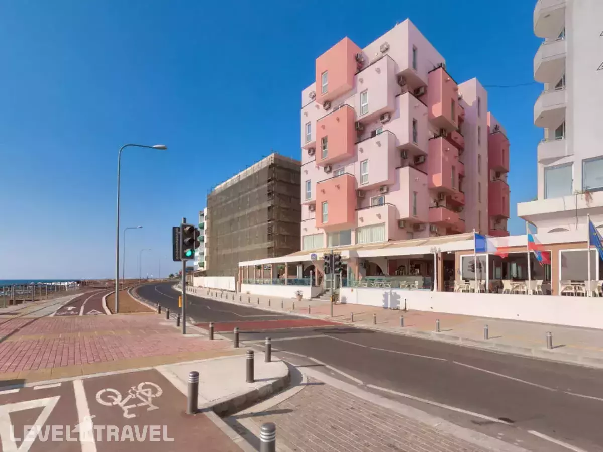 Mackenzie Beach Hotel & Apts