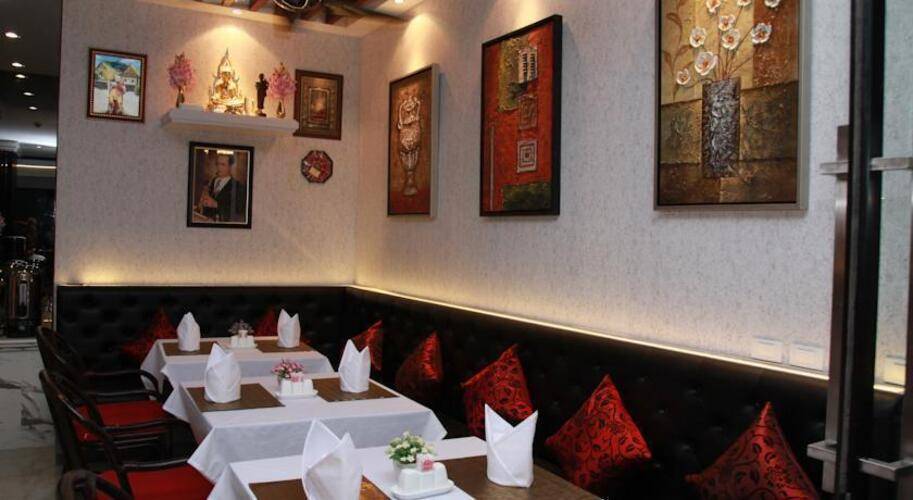 Hemingways Silk Hotel