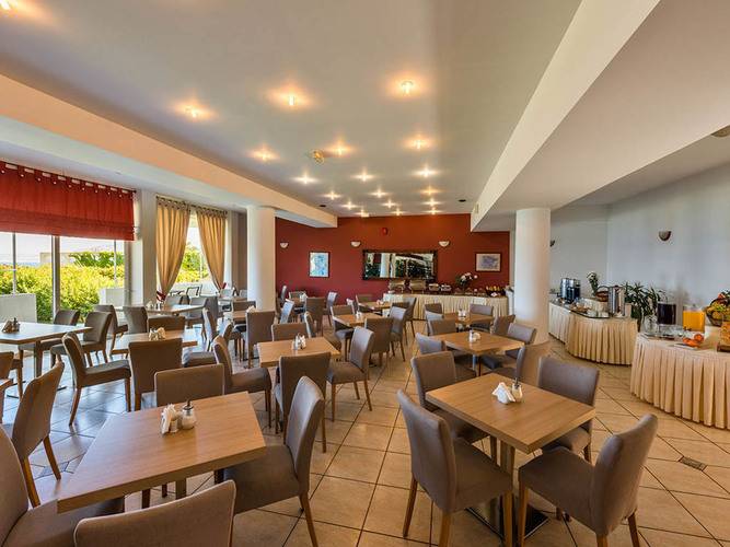 Niforeika Beach Hotel & Bungalows