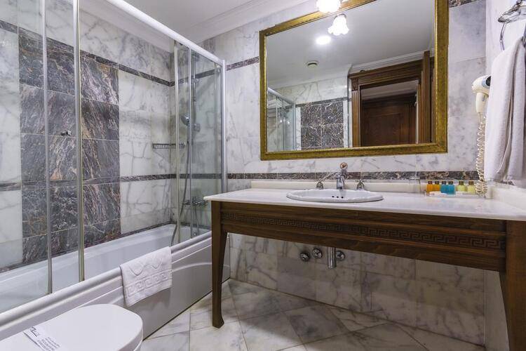 Acra Hotel