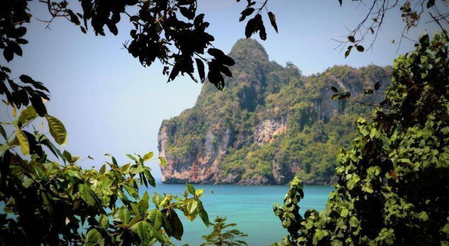 Phi Phi Cozy Sea Front Resort