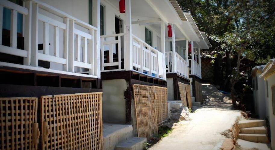 Phi Phi Cozy Sea Front Resort