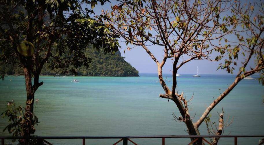 Phi Phi Cozy Sea Front Resort