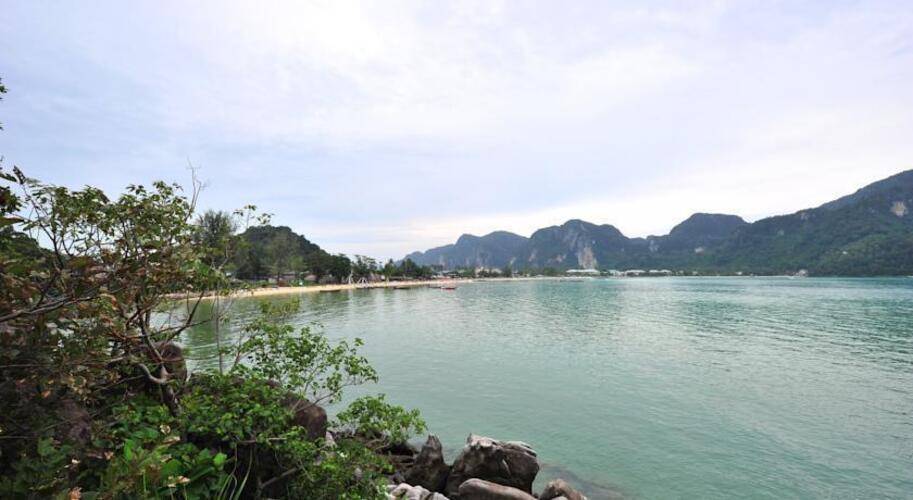 Phi Phi Cozy Sea Front Resort