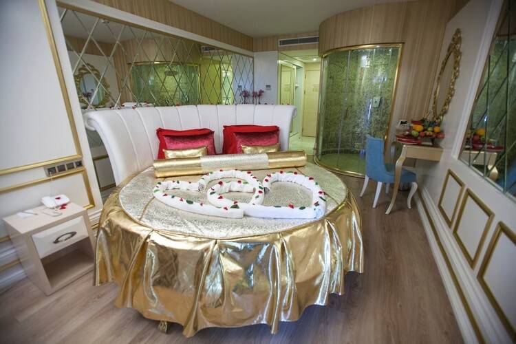 Azura Deluxe Resort & Spa