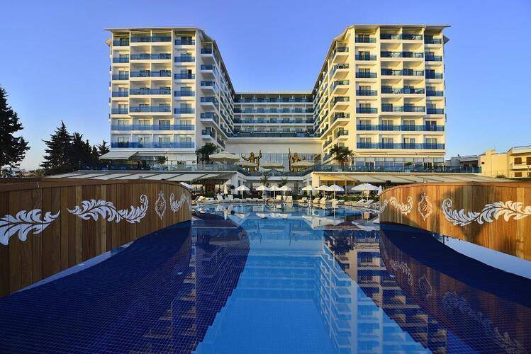 Azura Deluxe Resort & Spa