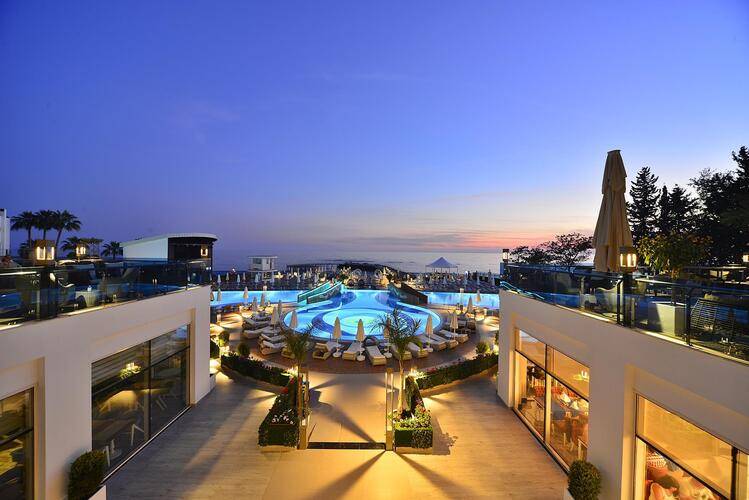 Azura Deluxe Resort & Spa