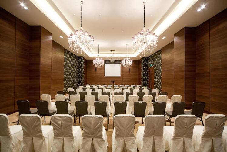 Royal Tulip Luxury Hotel Carat