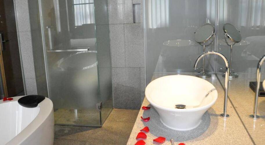 Royal Tulip Luxury Hotel Carat