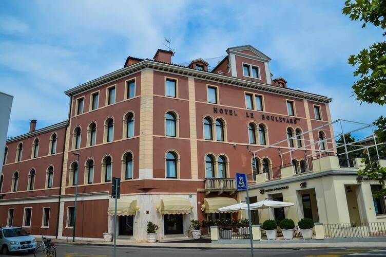 Le Boulevard Hotel