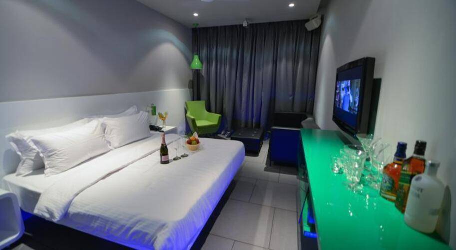 Sinq Party Hotel