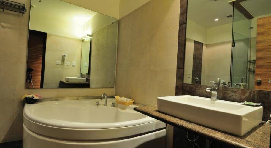 Mapple Emerald Hotel