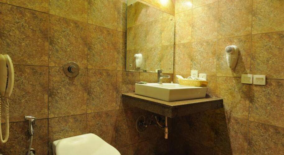 Mapple Emerald Hotel