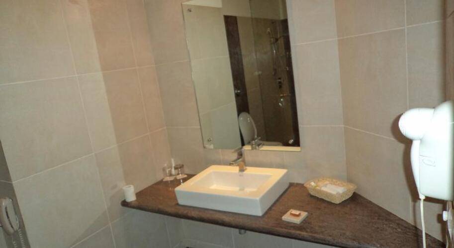 Mapple Emerald Hotel