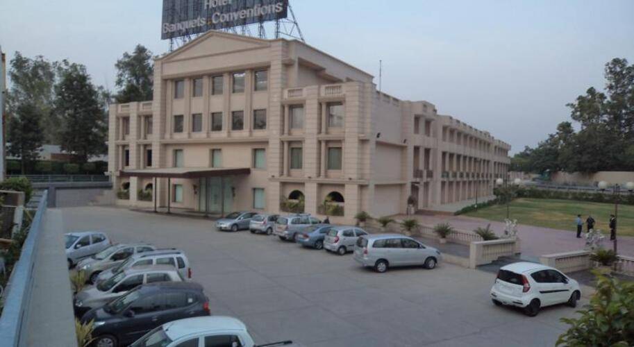 Mapple Emerald Hotel