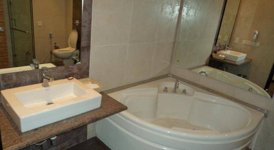 Mapple Emerald Hotel