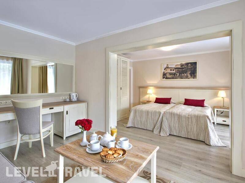 Фотография White Rock Castle Suite Hotel