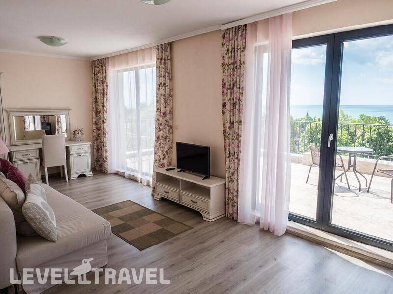 Фотография White Rock Castle Suite Hotel