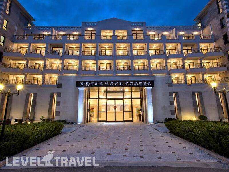 Фотография White Rock Castle Suite Hotel