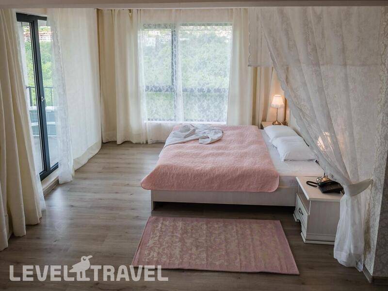 Фотография White Rock Castle Suite Hotel