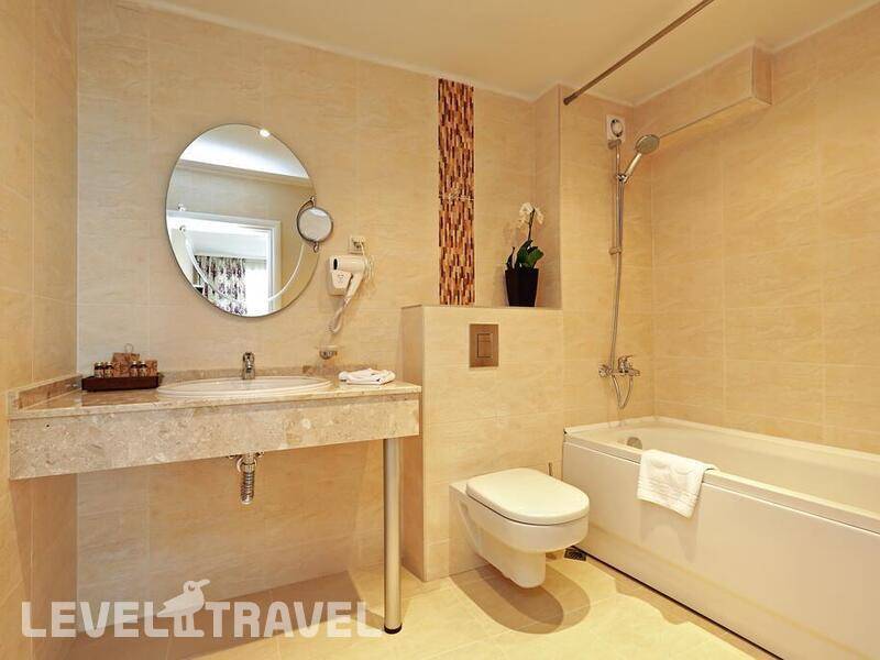 Фотография White Rock Castle Suite Hotel