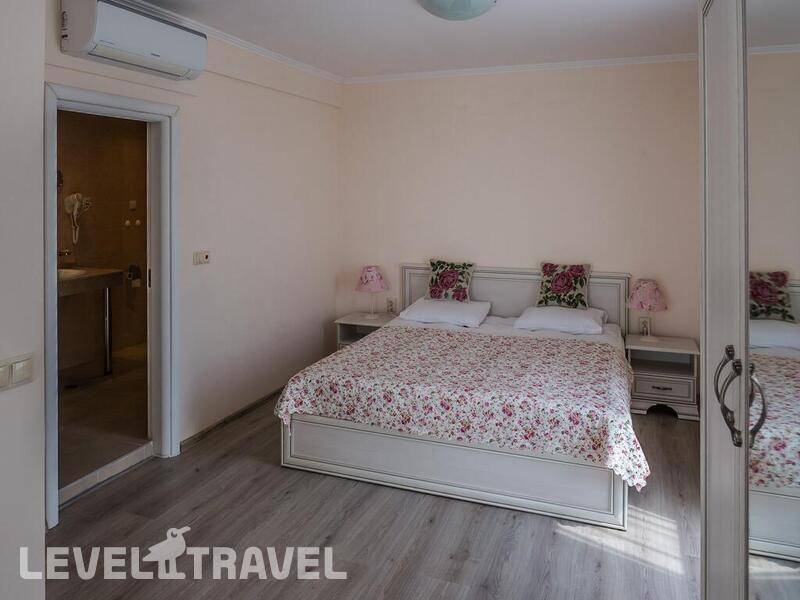 Фотография White Rock Castle Suite Hotel