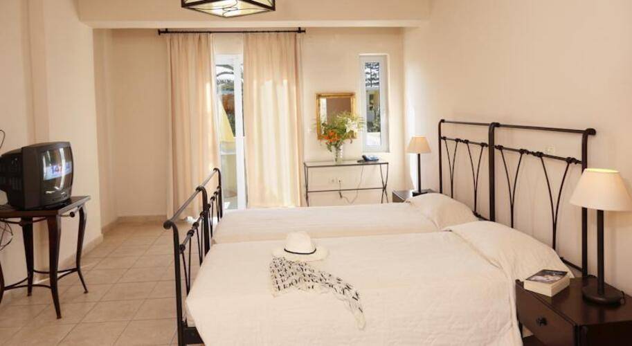 Lambrinos Suites Hotel
